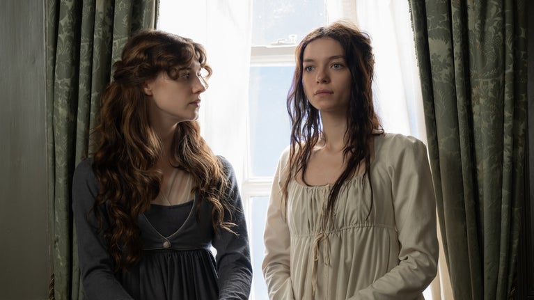 Daisy Edgar-Jones stars as Elinor Dashwood and Esmé Creed-Miles as Marianne Dashwood in Sense and Sensibility, a Focus Features release.